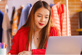 Imagem de homem com tablet em pé