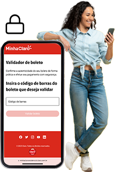 Mulher apoiada em um celular