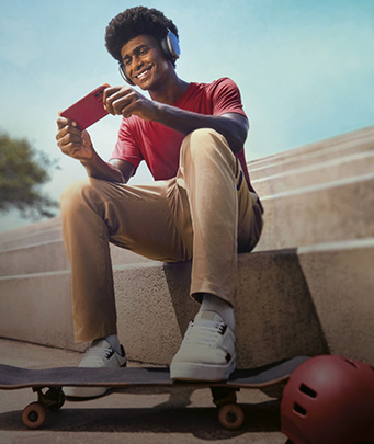 Homem mexendo no celular e ouvindo música